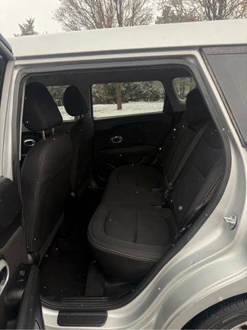 Used 2016 Kia Soul + image 10