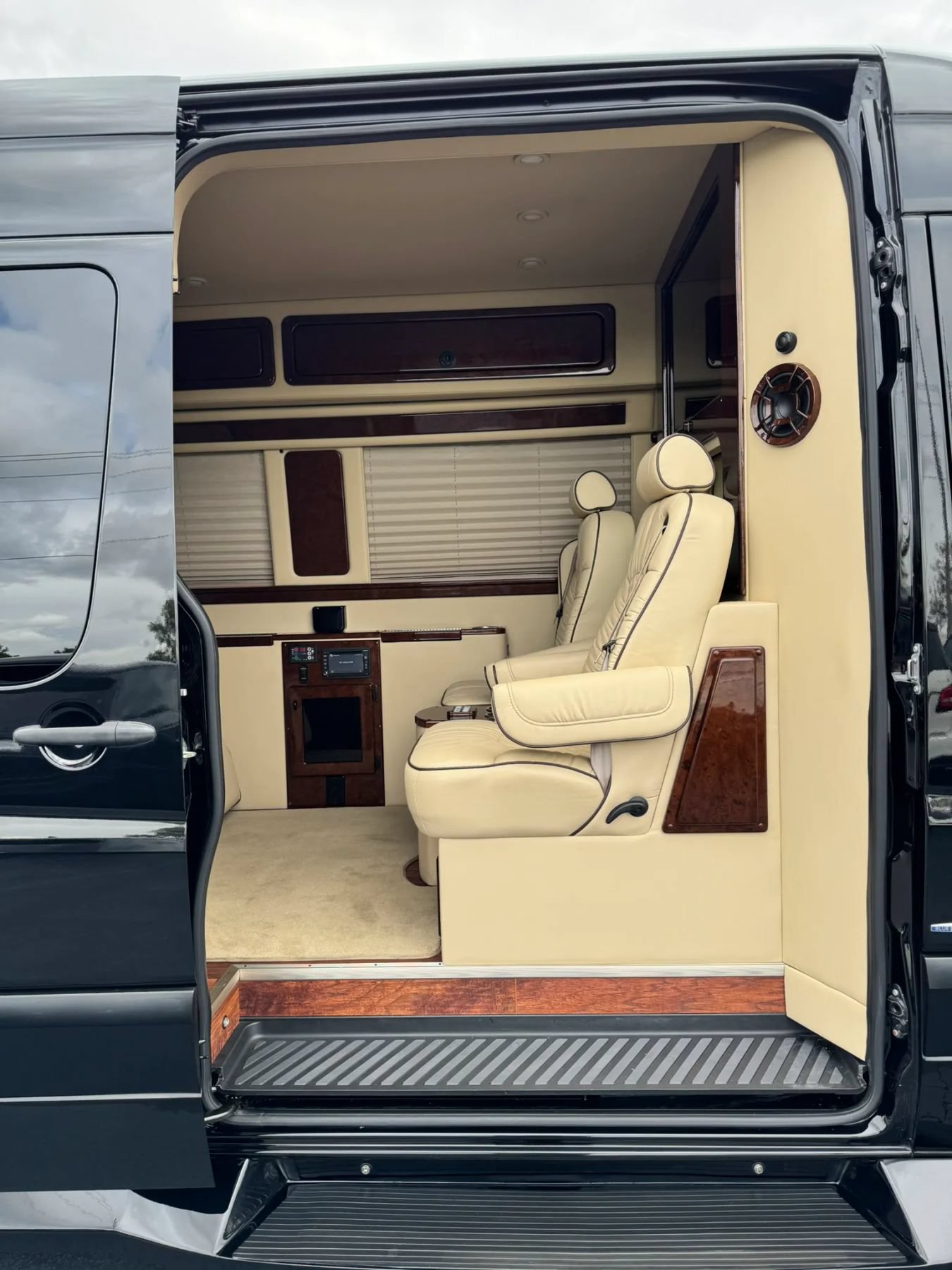 Used 2016 Mercedes-Benz Sprinter 2500 image 26