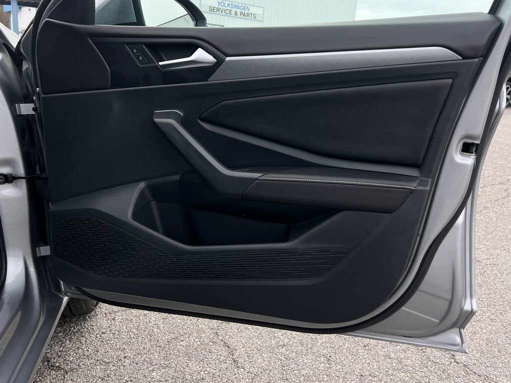 Certified 2024 Volkswagen Jetta SE image 8