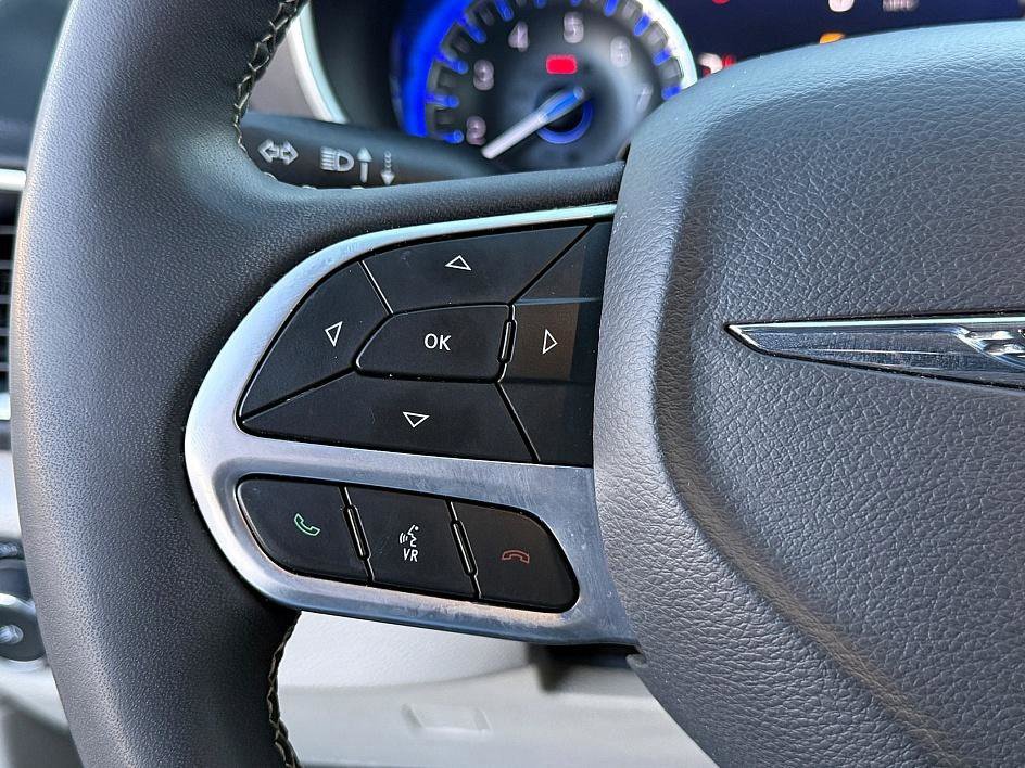 Used 2024 Chrysler Pacifica Touring-L image 18