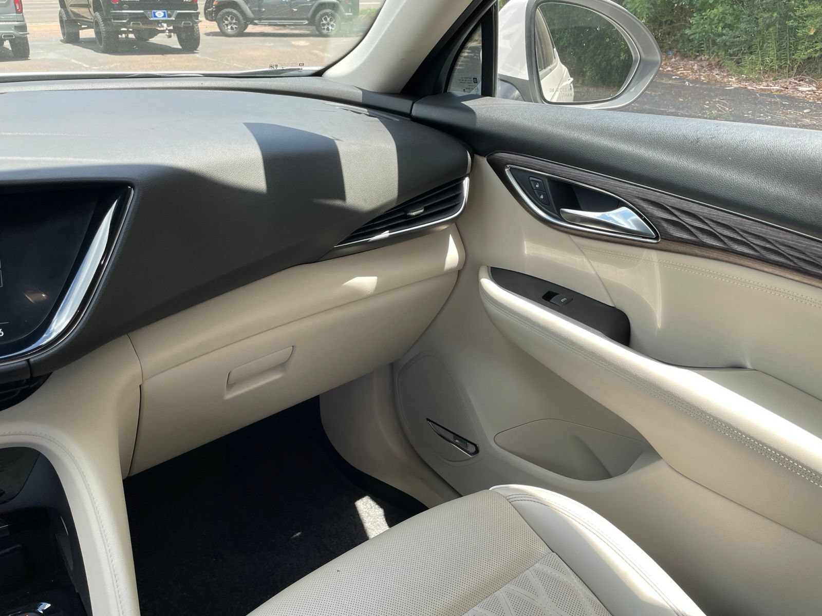 Used 2023 Buick Envision Avenir AWD/4WD image 32
