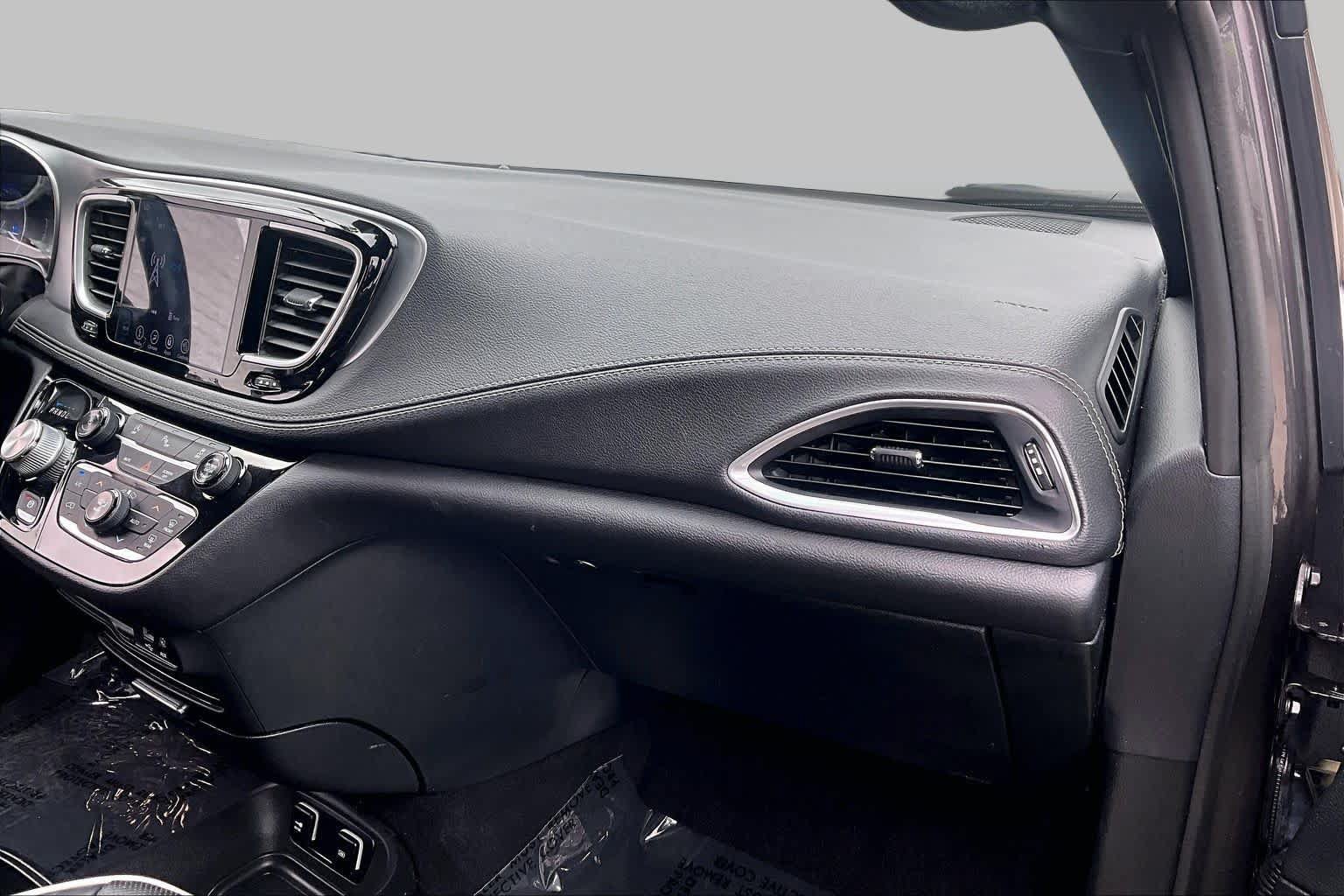 Used 2018 Chrysler Pacifica Limited w/ S Appearance Package FWD image 18
