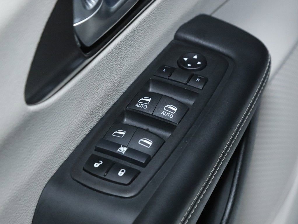 Used 2024 Chrysler Pacifica Select image 16