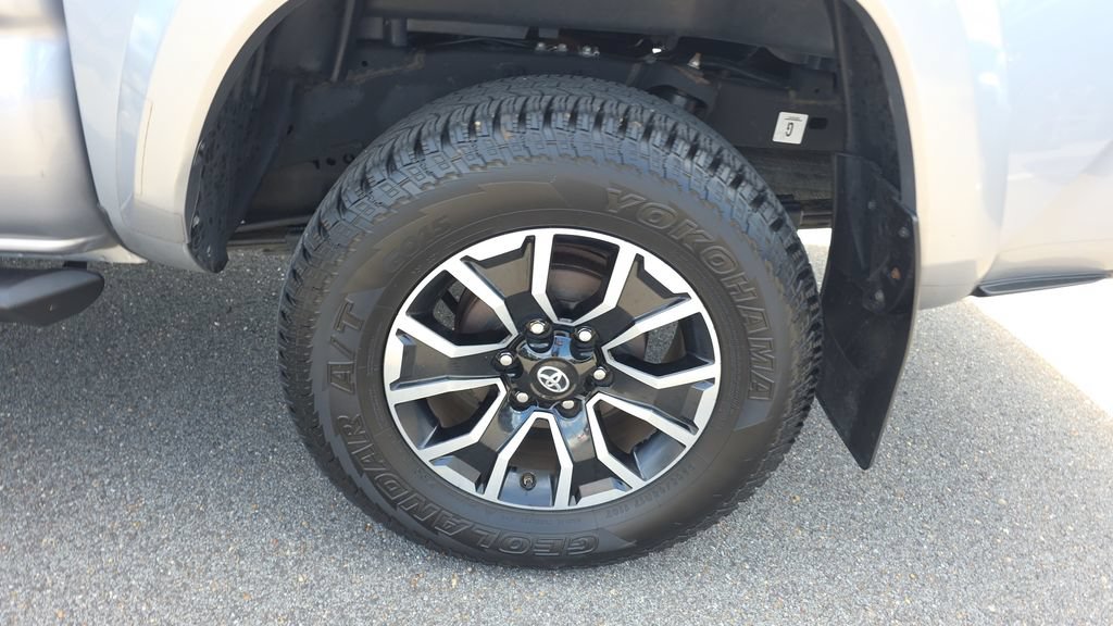 Used 2020 Toyota Tacoma TRD Sport w/ TRD Premium Sport Package AWD/4WD image 11