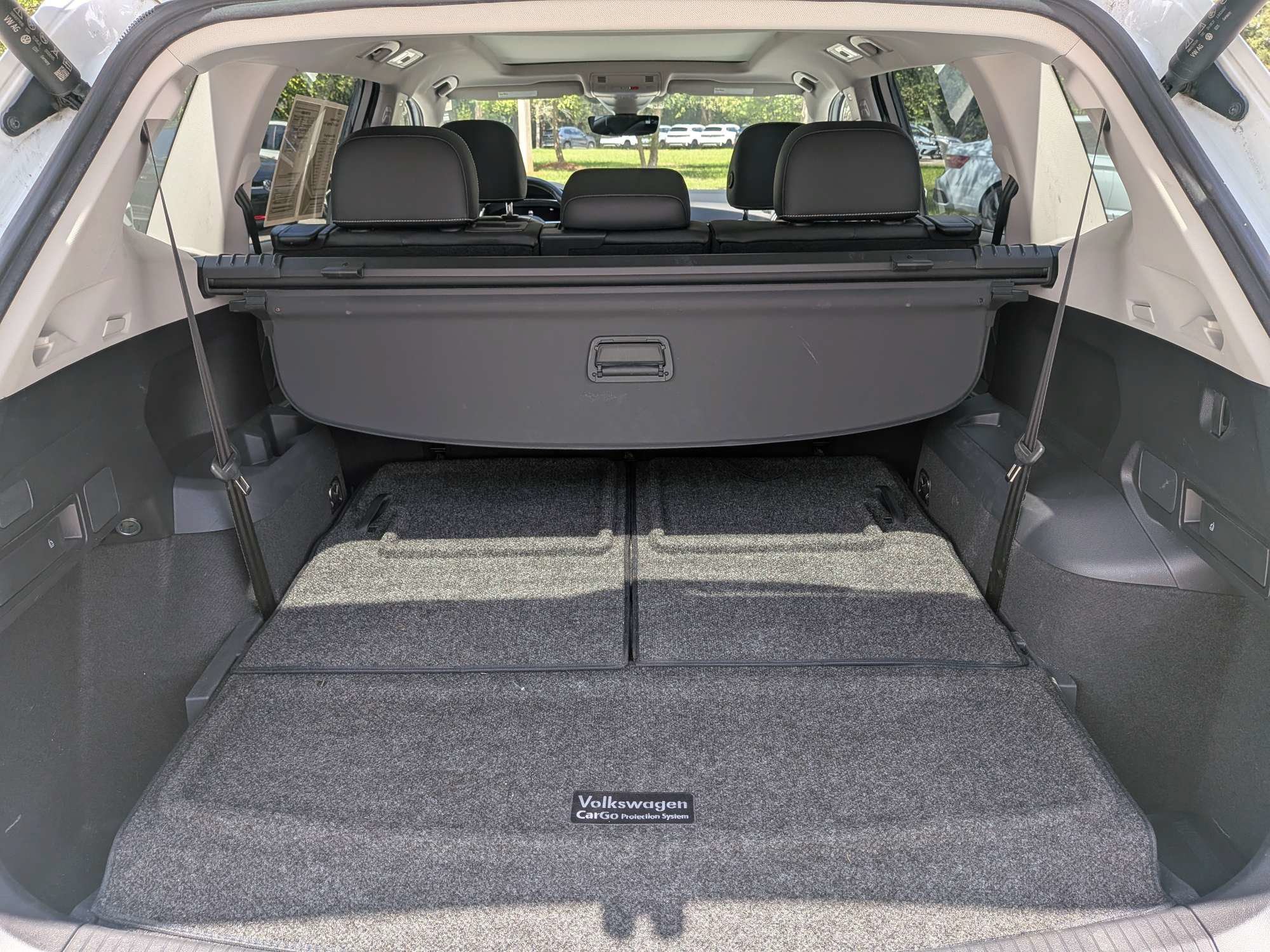 Used 2022 Volkswagen Tiguan SE w/ Panoramic Sunroof Package FWD image 10