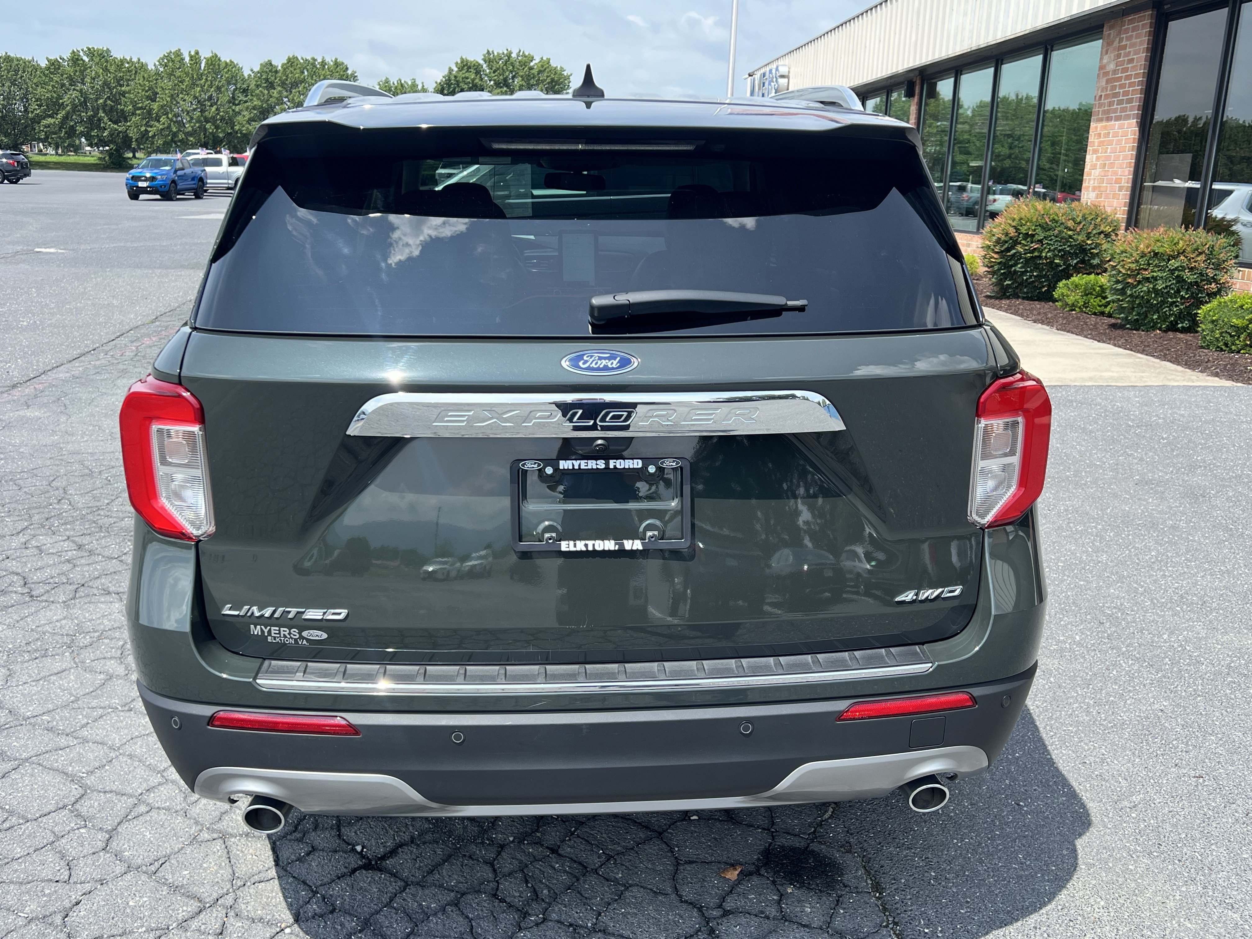 Used 2023 Ford Explorer Limited w/ Limited Technology Package AWD/4WD image 7