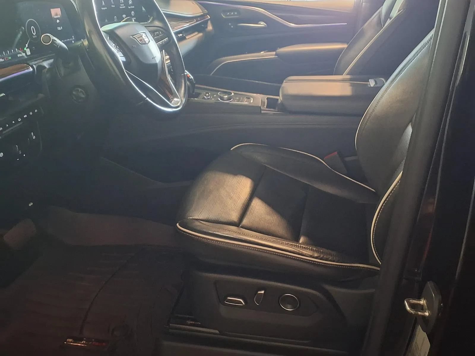 Used 2021 Cadillac Escalade ESV Premium Luxury w/ Driver Assist Tech Package AWD/4WD image 17