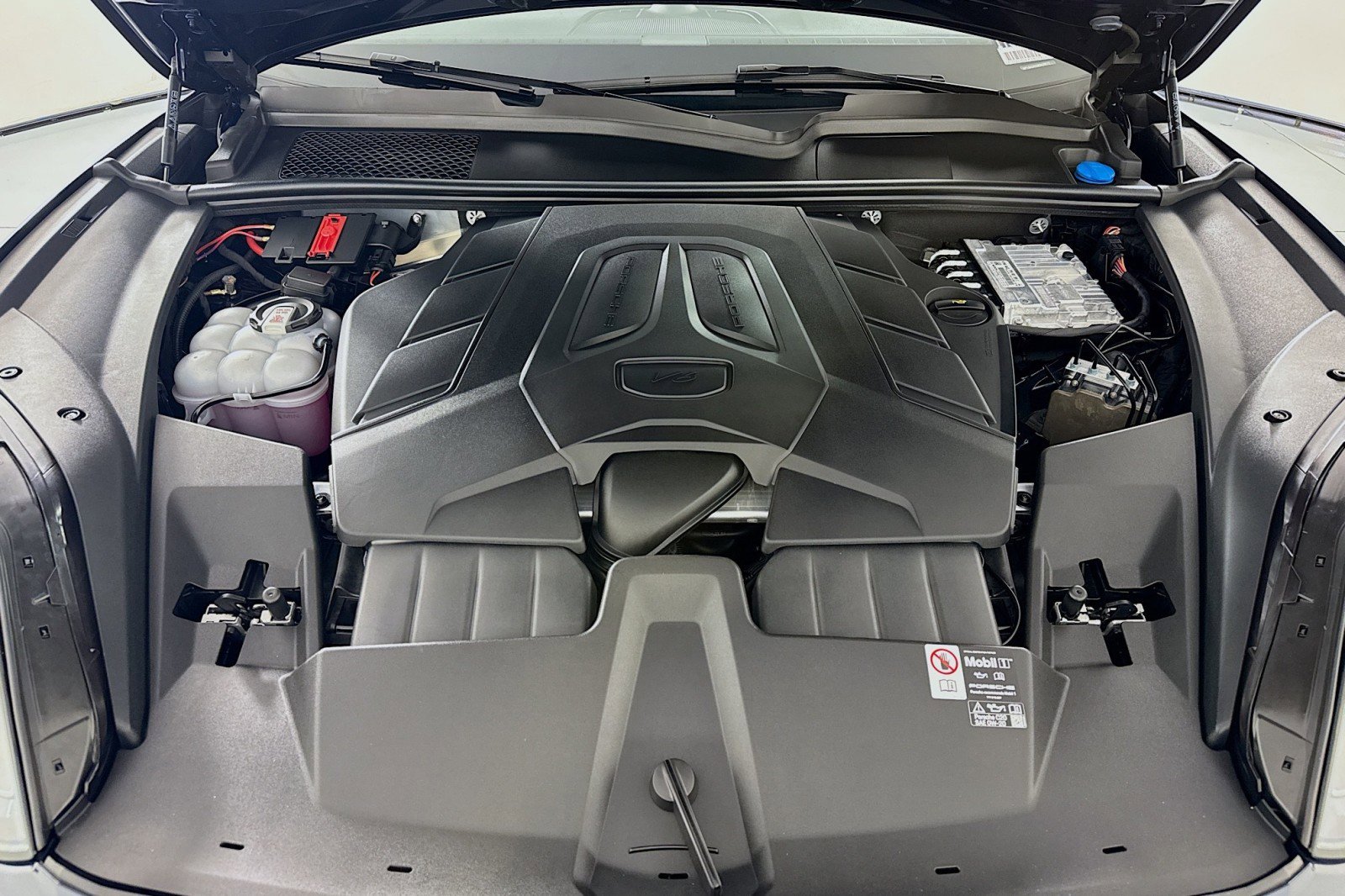 Used 2025 Porsche Cayenne Coupe image 11