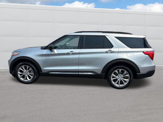 Used 2022 Ford Explorer XLT w/ Equipment Group 202A AWD/4WD image 2