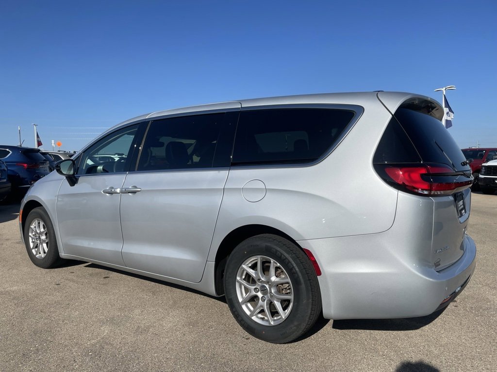 Used 2024 Chrysler Pacifica Touring-L image 5