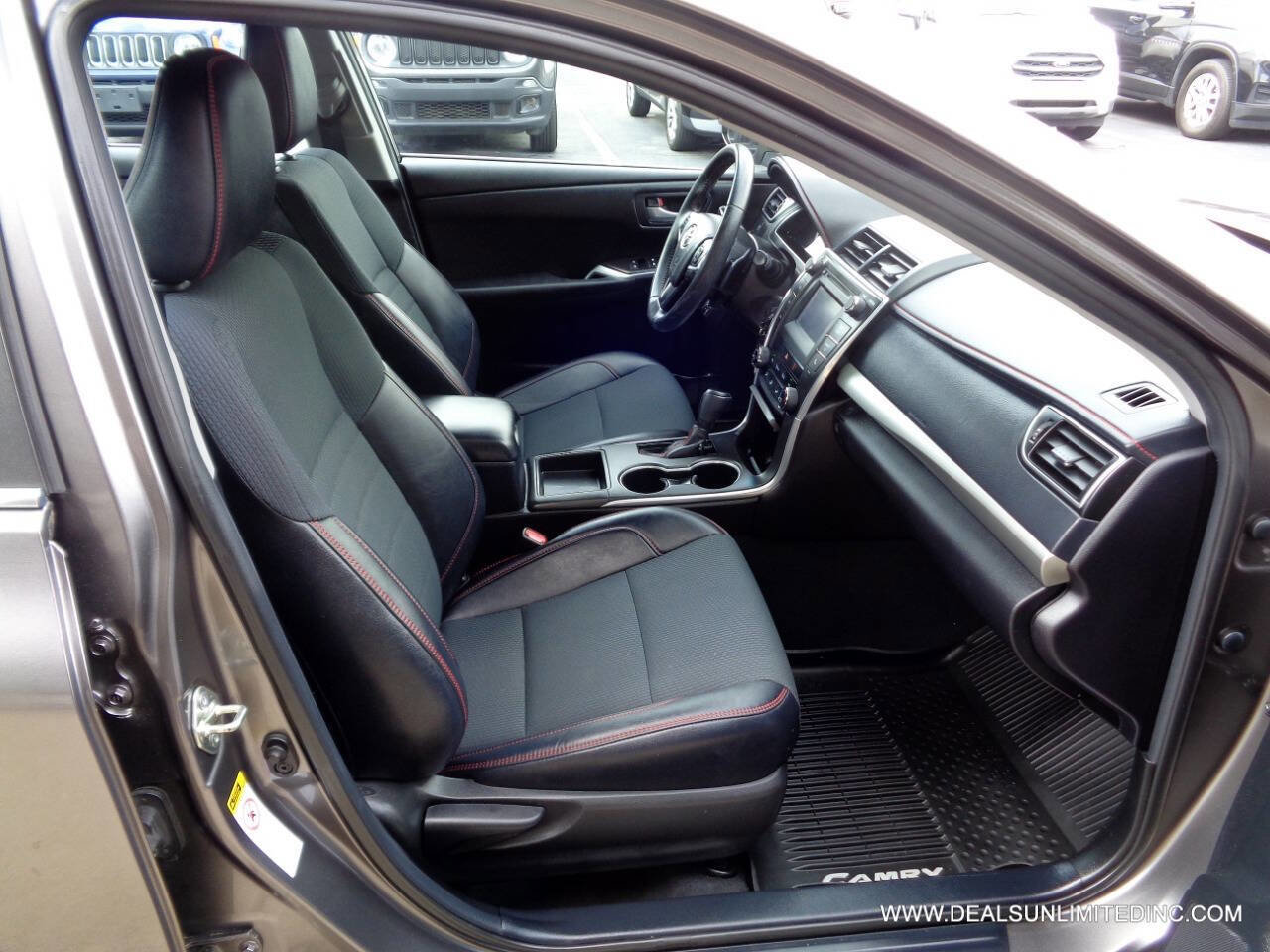 Used 2016 Toyota Camry SE FWD image 18