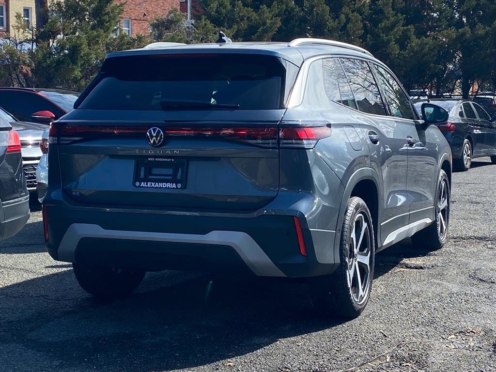 Used 2025 Volkswagen Tiguan SE image 3