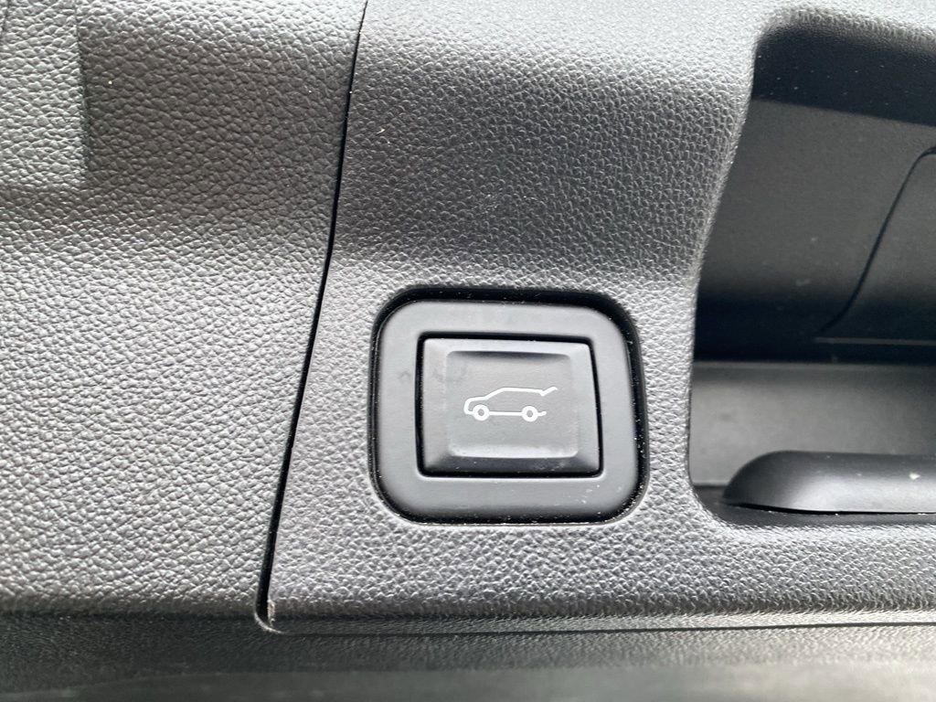 Used 2023 GMC Acadia SLT w/ Elevation Edition image 17