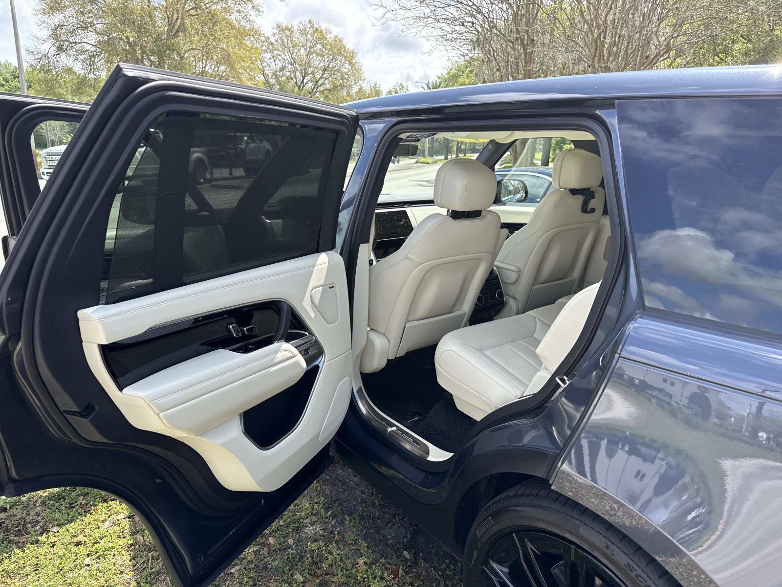 Used 2026 Land Rover Range Rover Long Wheelbase SE image 12