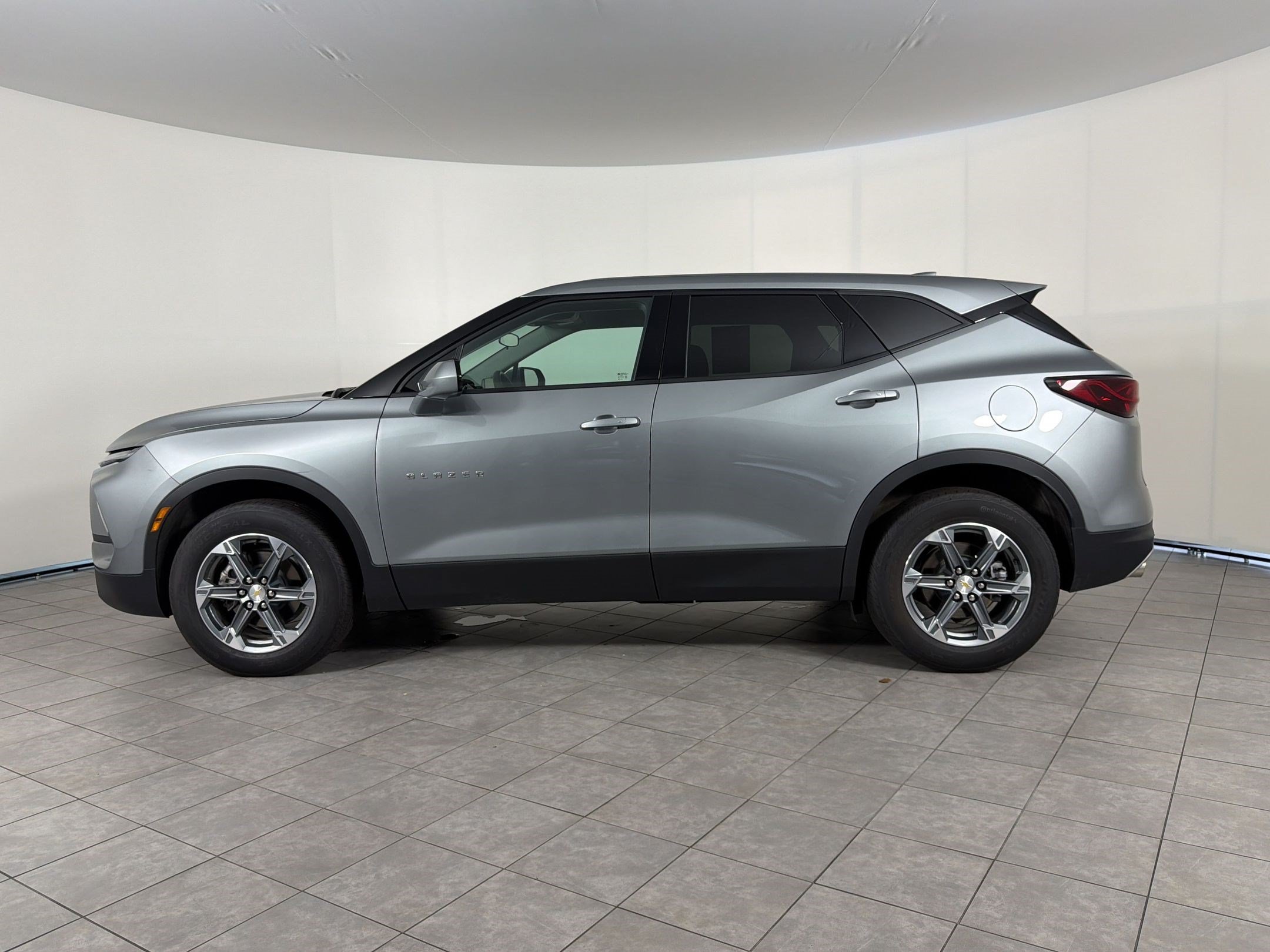 Used 2025 Chevrolet Blazer LT AWD/4WD image 2
