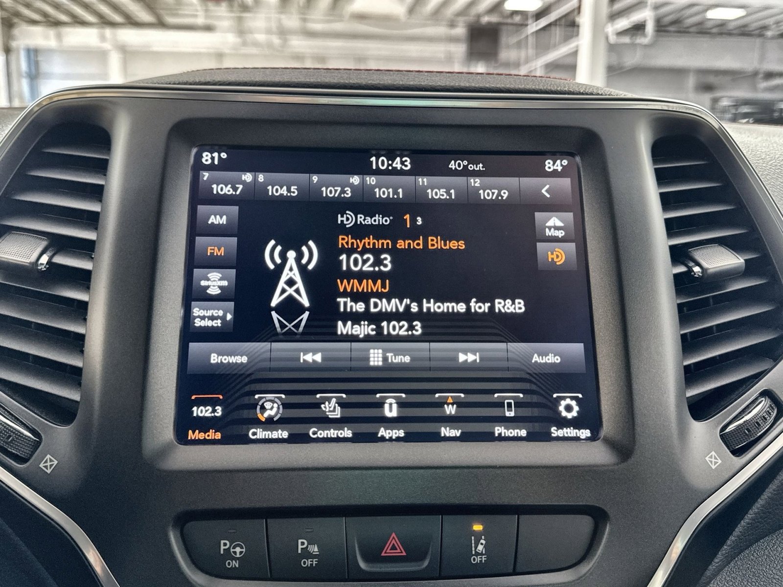 Used 2023 Jeep Cherokee Trailhawk w/ Sun & Sound Group image 18