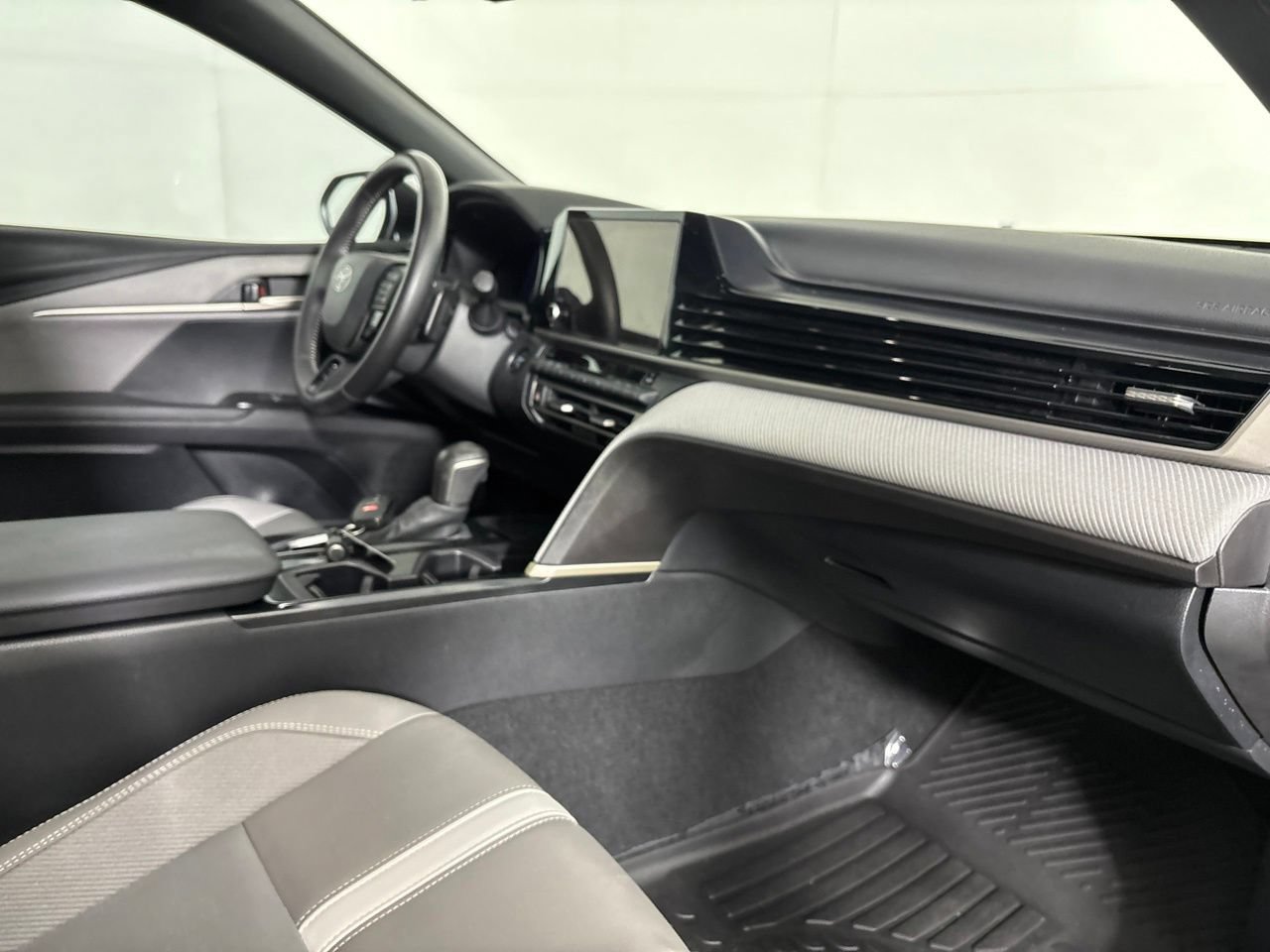 Used 2025 Toyota Camry SE FWD image 32