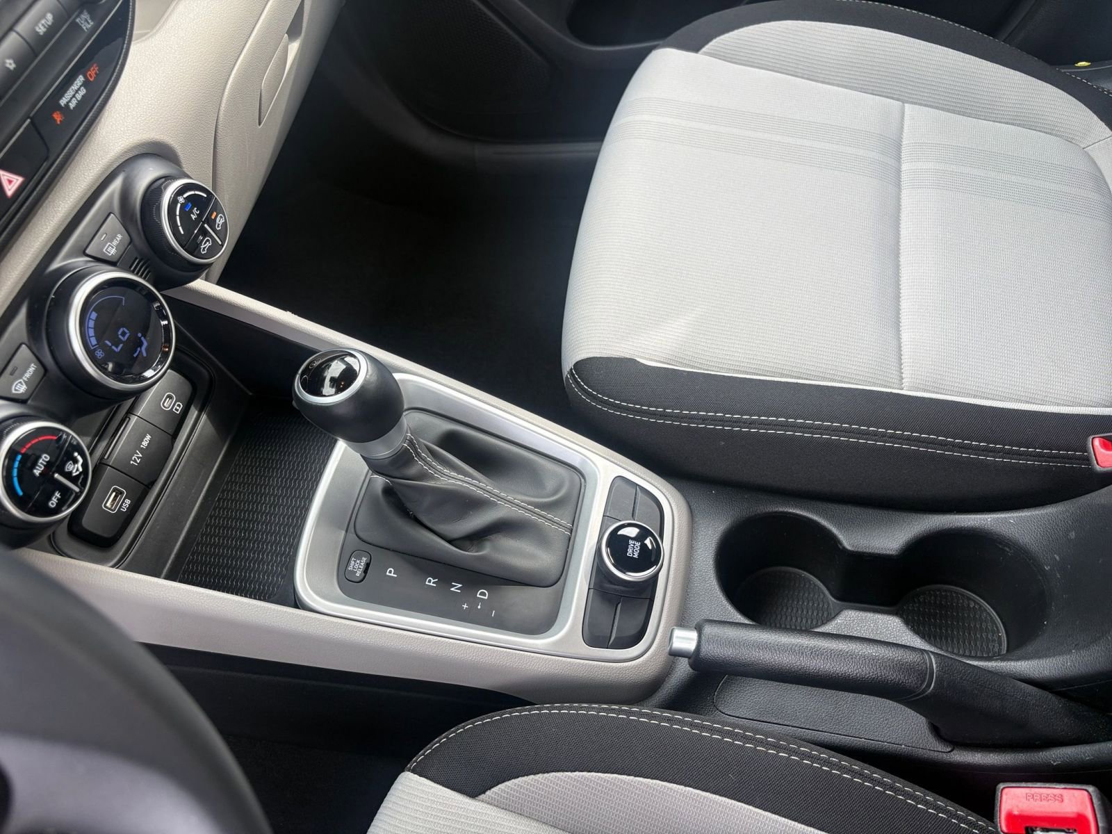 Used 2025 Hyundai Venue SEL image 41