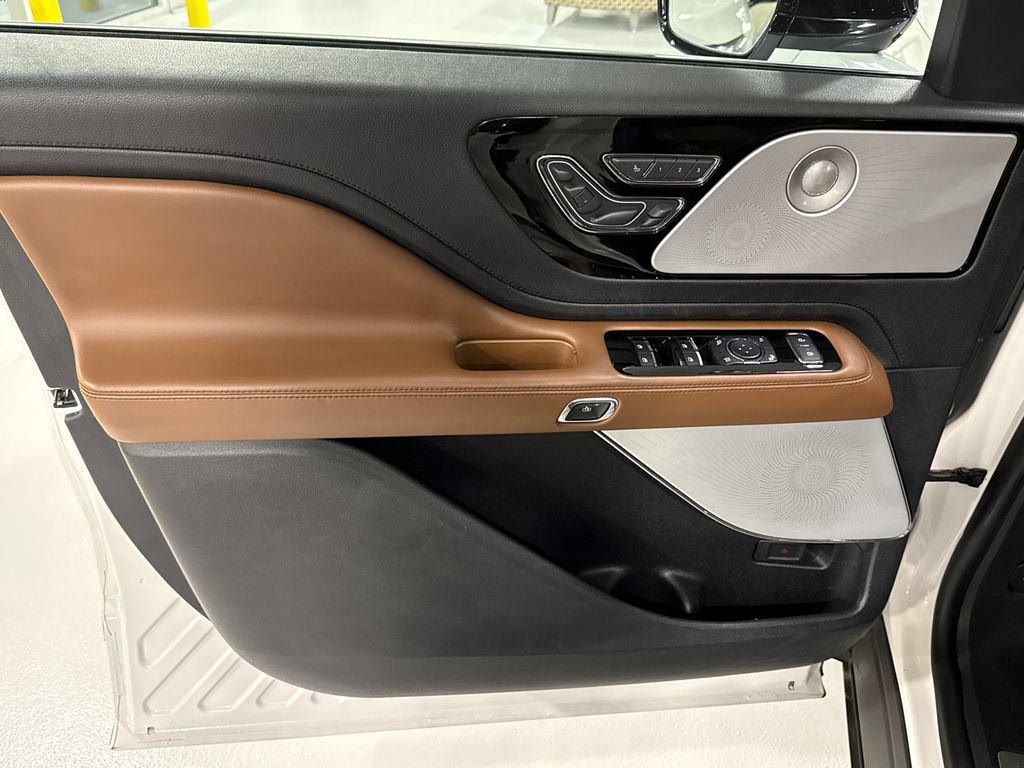 Used 2022 Lincoln Aviator Reserve w/ Equipment Group 201A AWD/4WD image 9