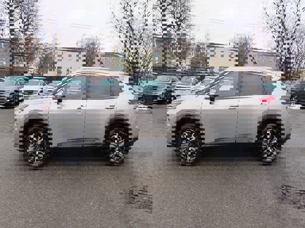 Used 2025 Nissan Rogue SL image 3