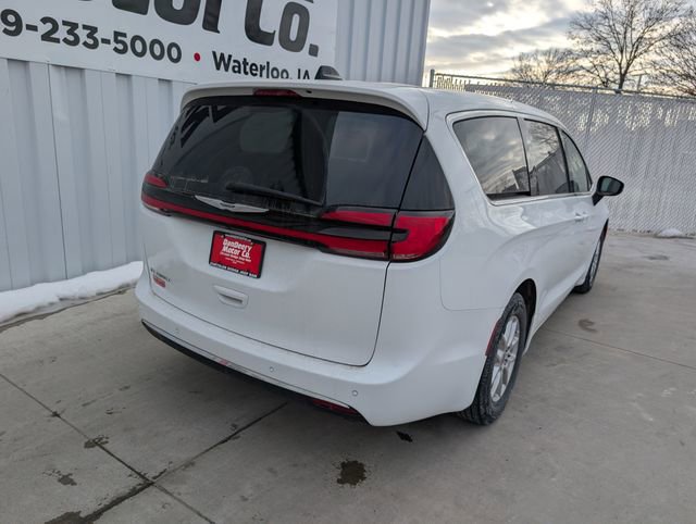 Used 2023 Chrysler Pacifica Touring image 21