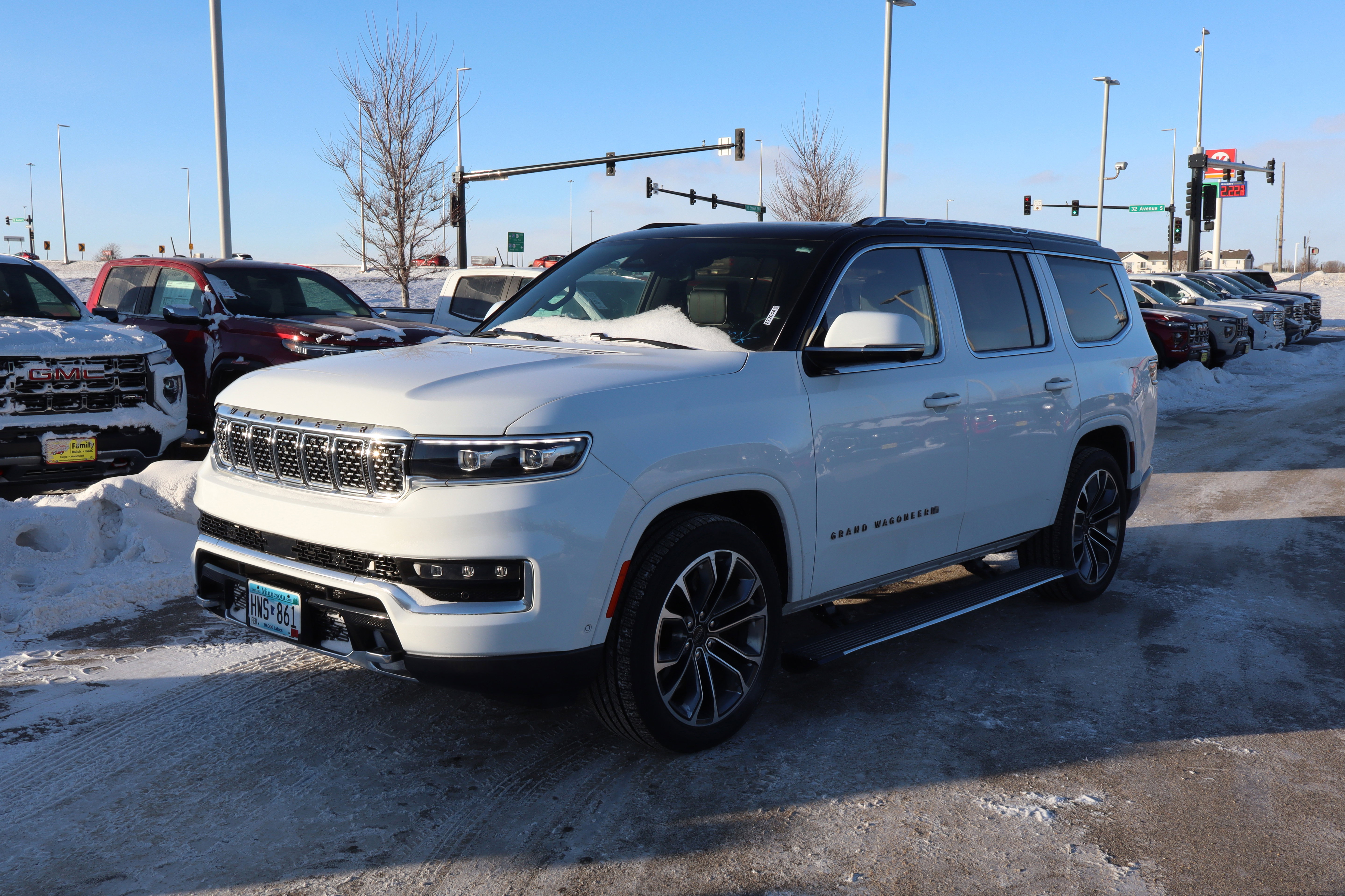 Used 2022 Jeep Grand Wagoneer Series III w/ Rear Seat Video Group 1 image 3