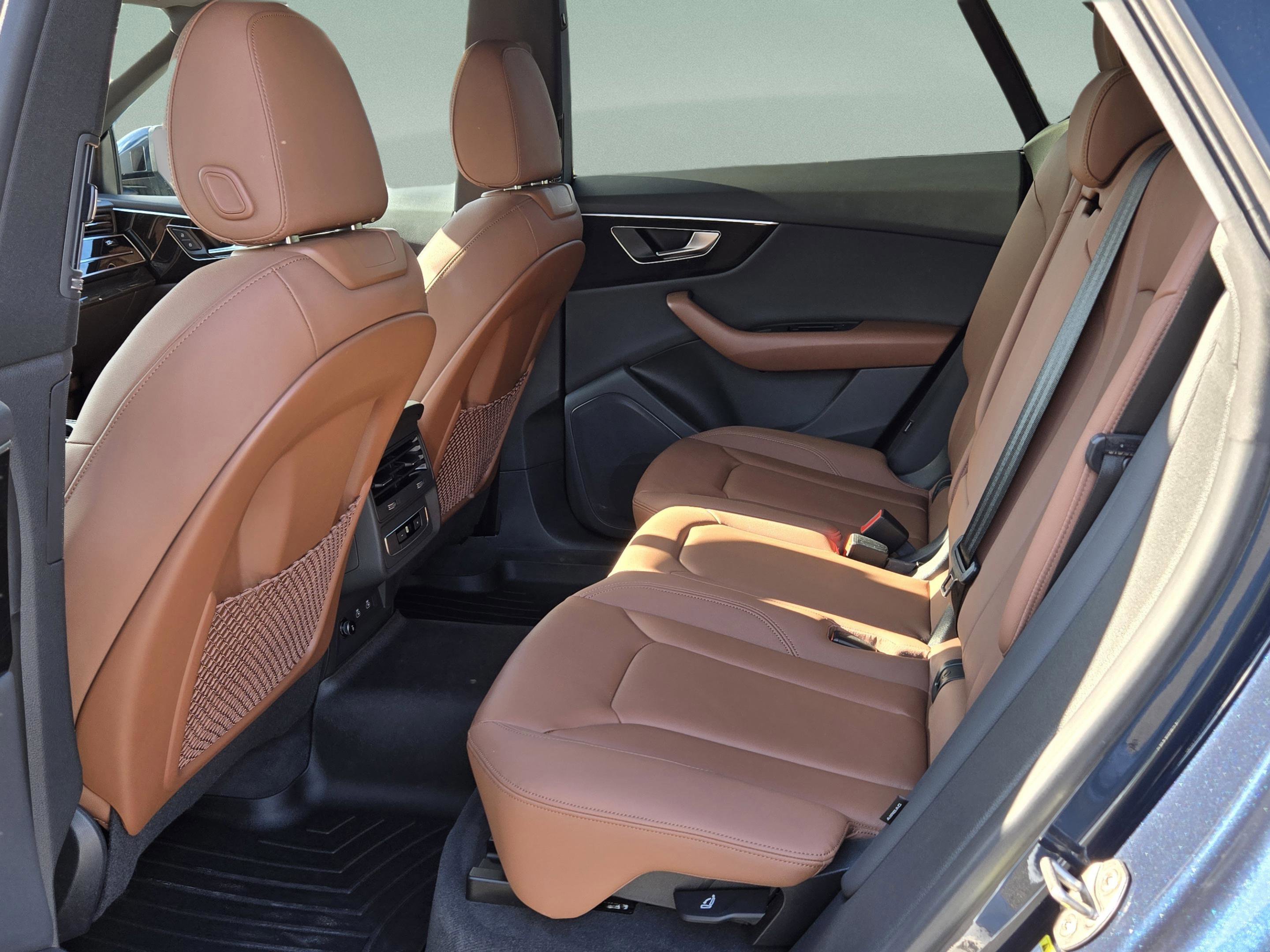 Used 2023 Audi Q8 Premium image 32