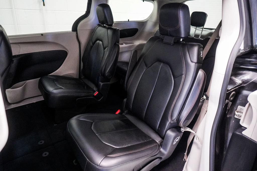 Used 2020 Chrysler Pacifica Touring-L FWD image 8