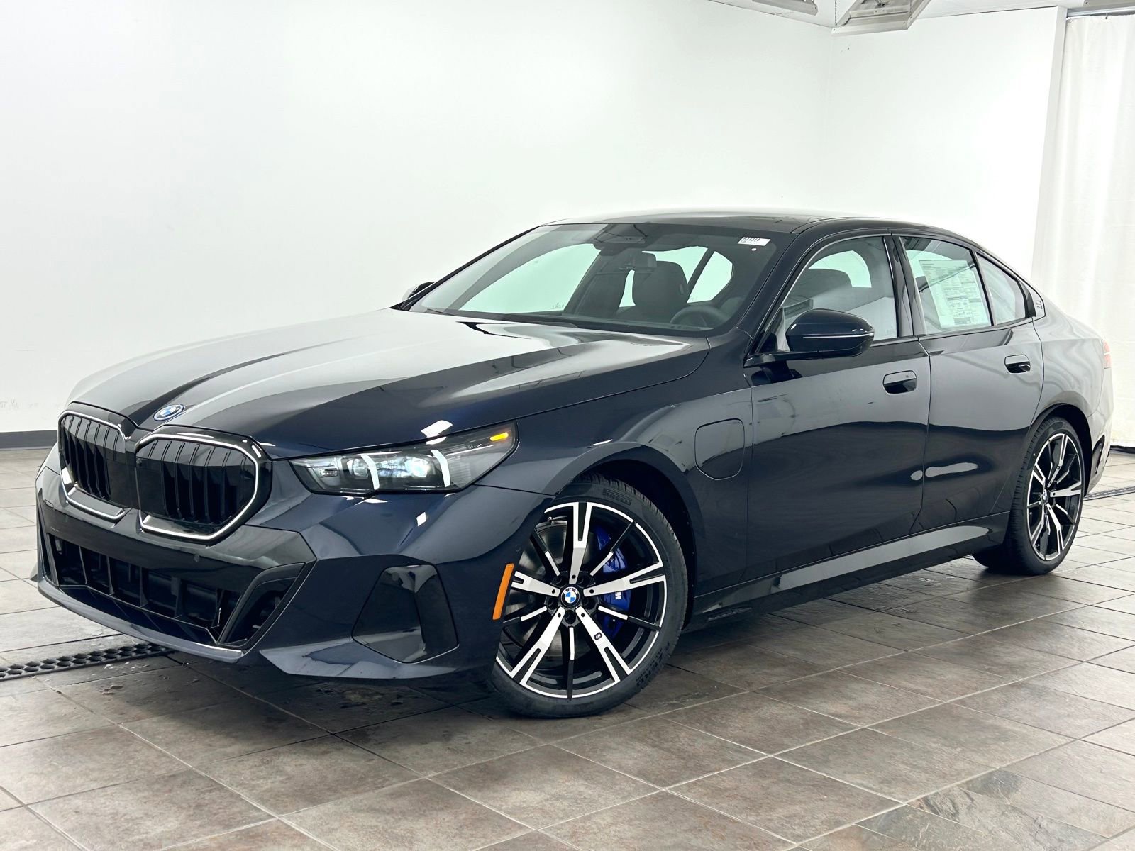 Used 2026 BMW 550e xDrive image 1
