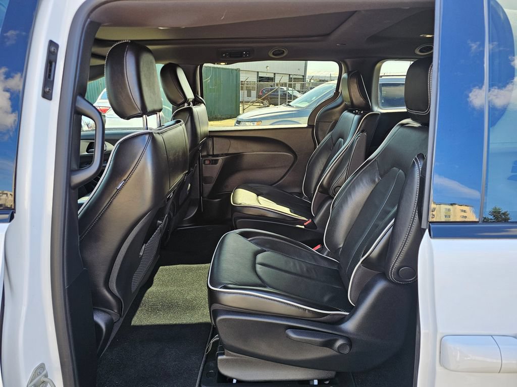 Used 2023 Chrysler Pacifica Limited w/ S Appearance Package FWD image 14