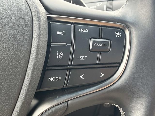 Used 2023 Lexus LS 500 w/ Accessory Package (Z2) image 35