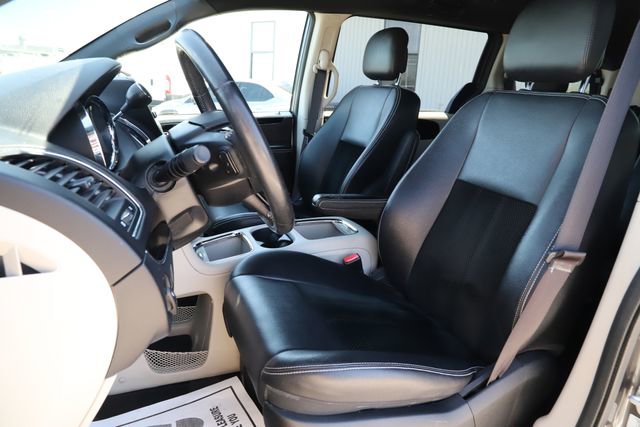 Used 2017 Dodge Grand Caravan SXT image 12