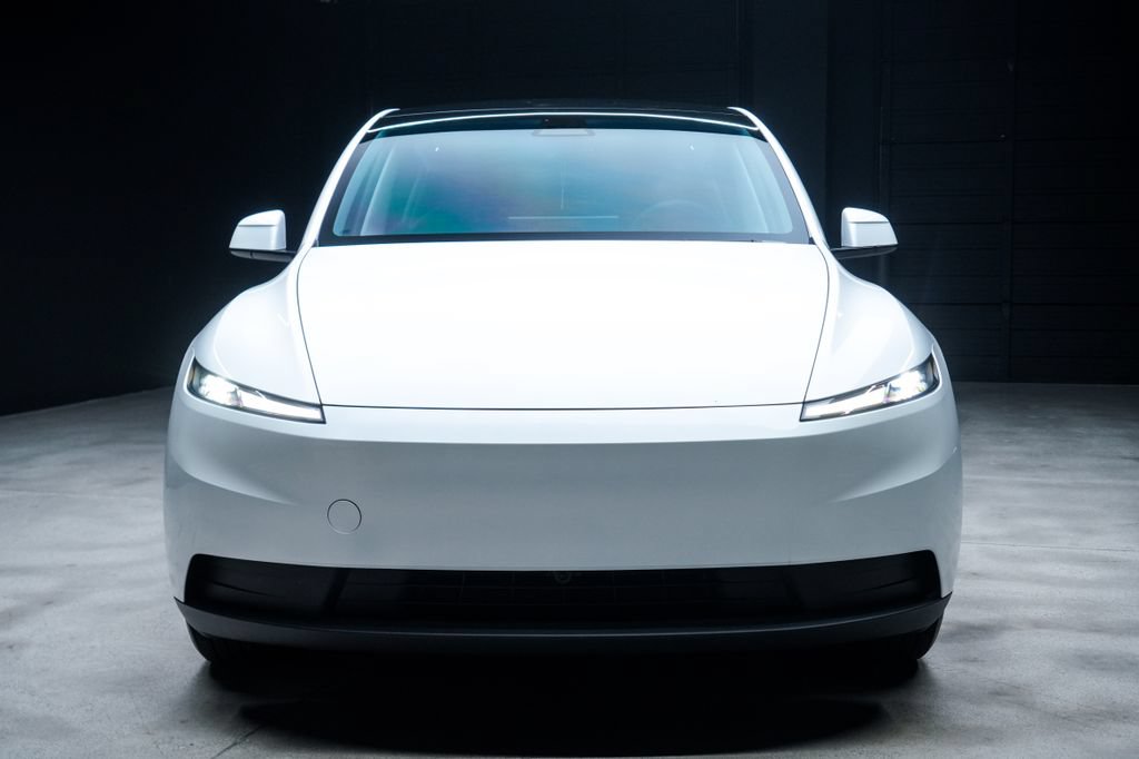 Used 2026 Tesla Model Y 2WD image 3