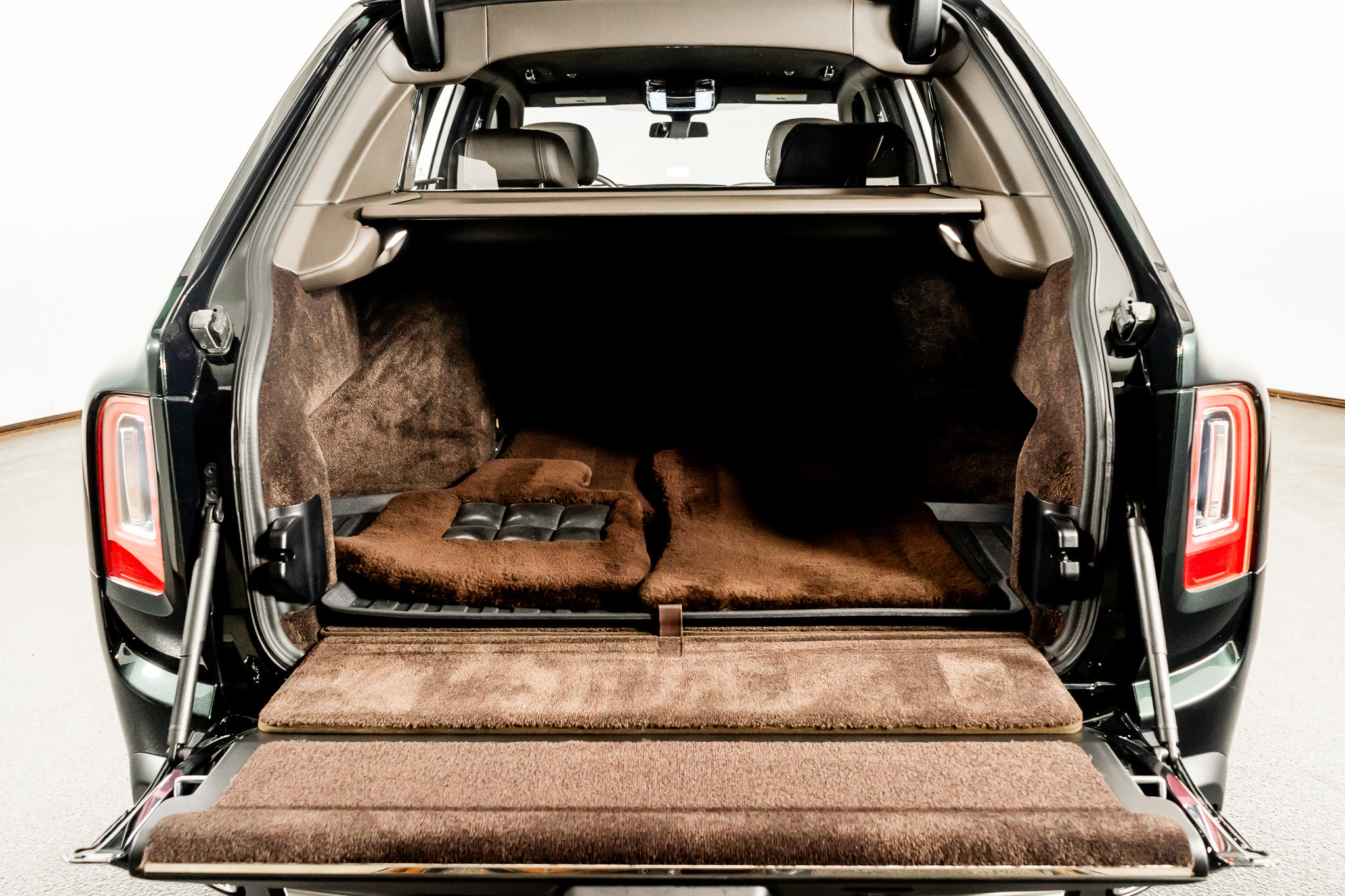 Used 2023 Rolls-Royce Cullinan w/ Cullinan Package image 59