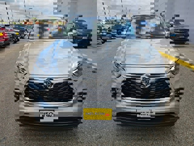 Used 2024 Toyota Highlander LE image 3