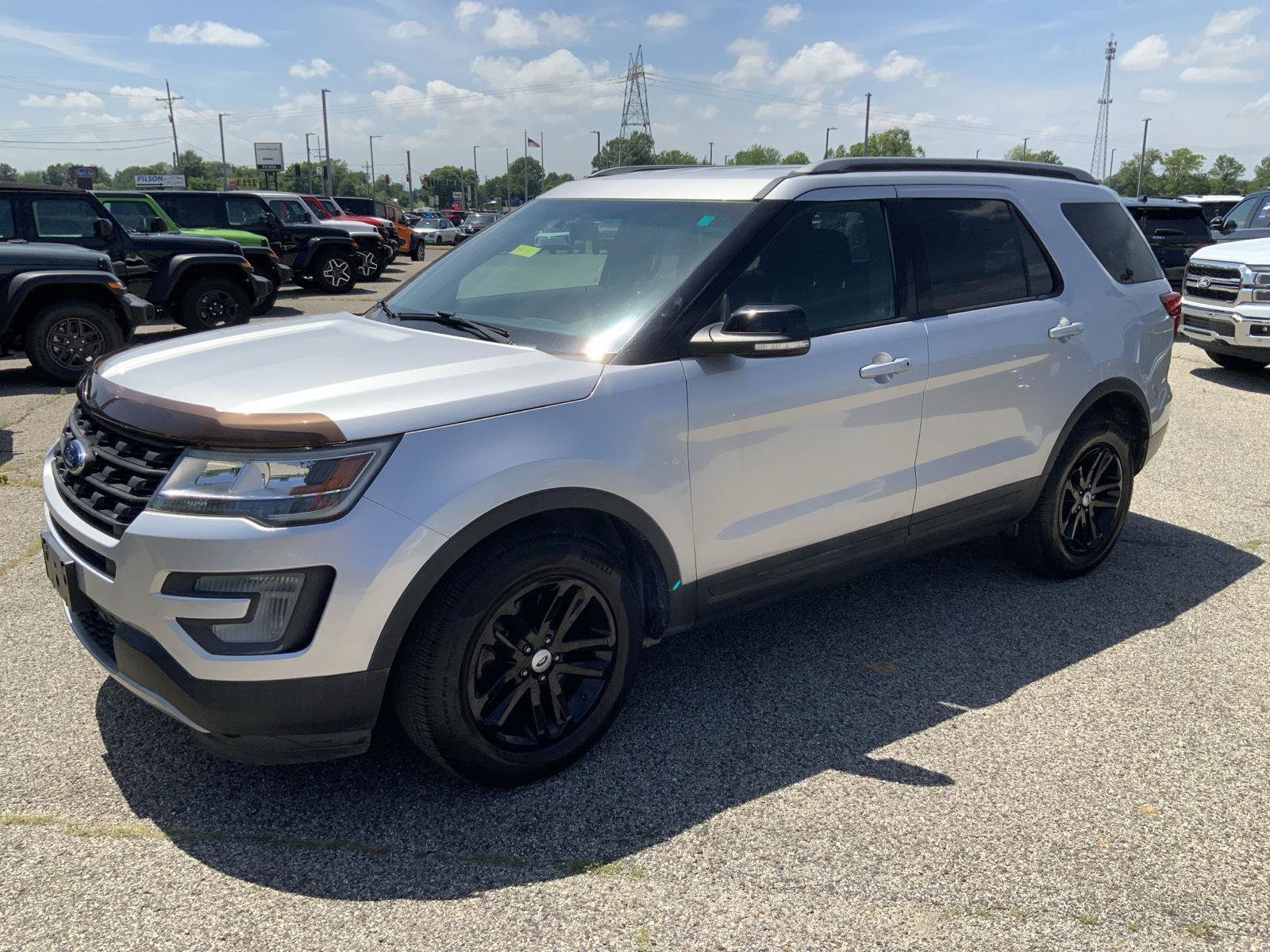 Used 2017 Ford Explorer XLT FWD image 4