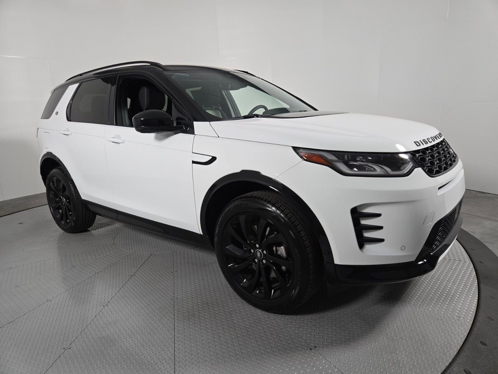 Used 2025 Land Rover Discovery Sport Dynamic SE AWD/4WD image 16