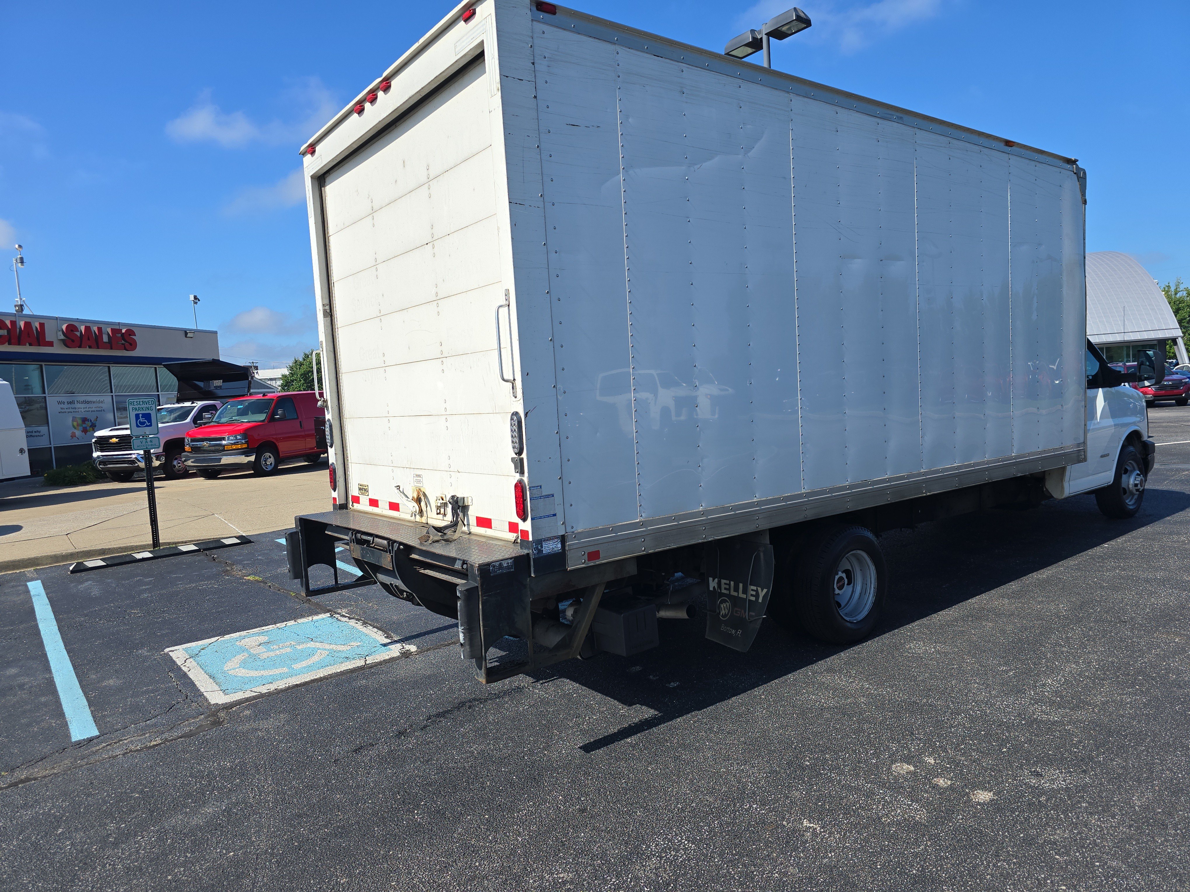 Used 2017 GMC Savana 4500 RWD image 3