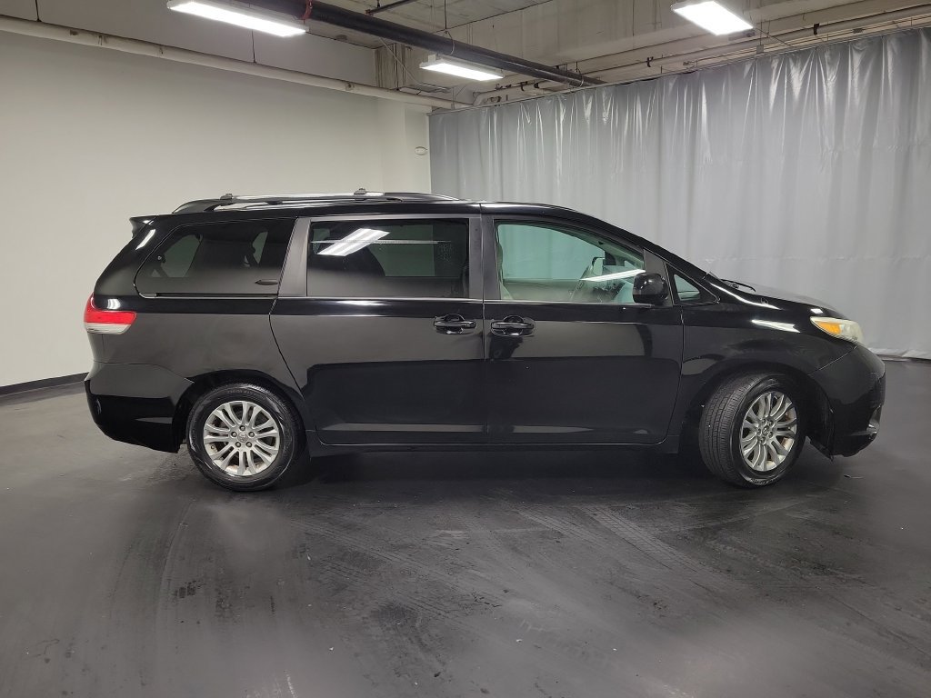 Used 2013 Toyota Sienna XLE FWD image 9