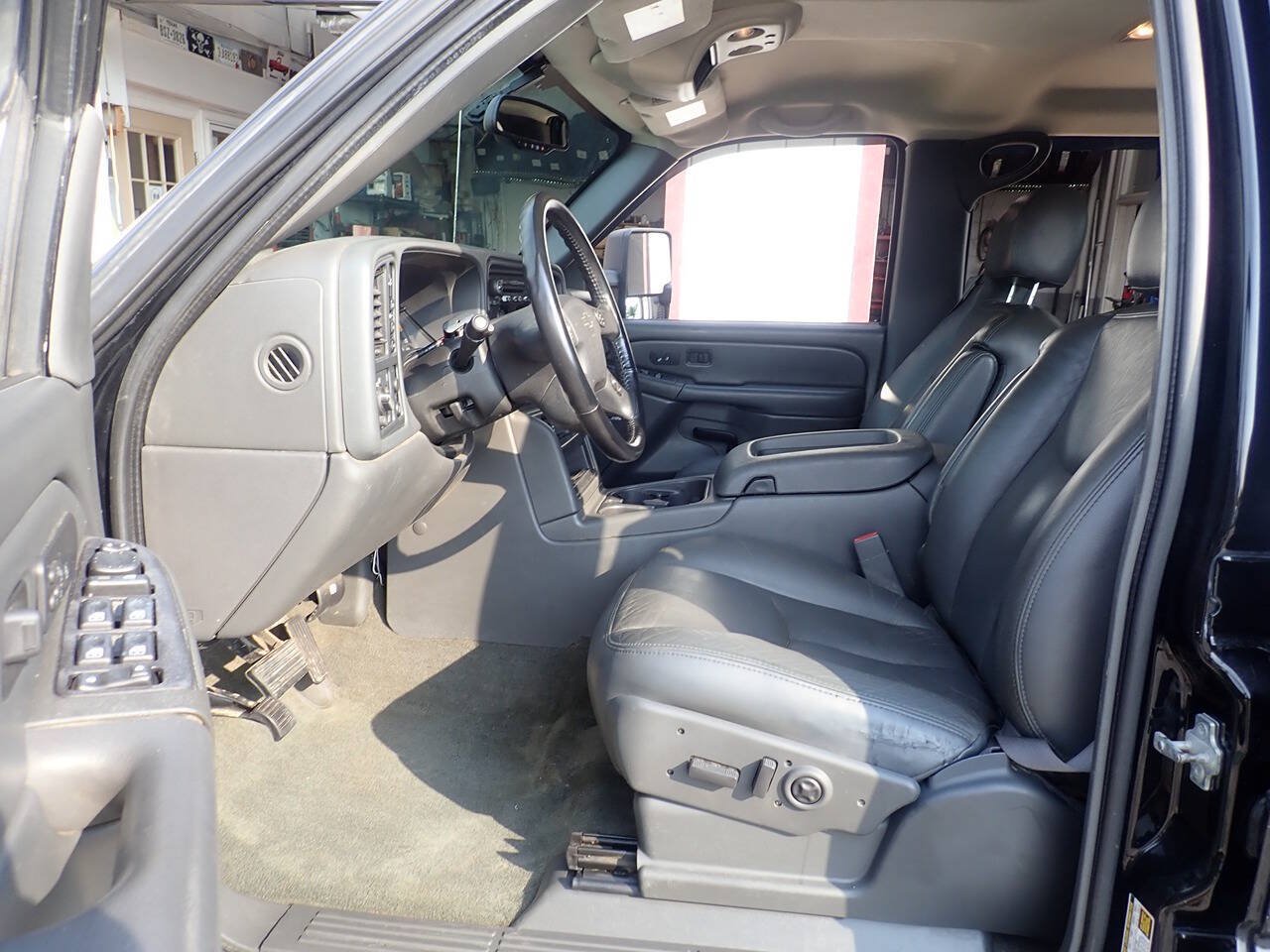 Used 2005 Chevrolet Silverado 2500 LT w/ Heavy-Duty Power Package AWD/4WD image 7