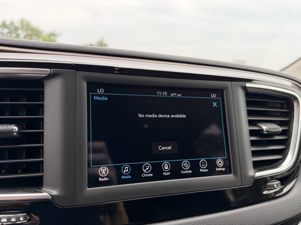 Used 2018 Chrysler Pacifica Touring-L FWD image 16