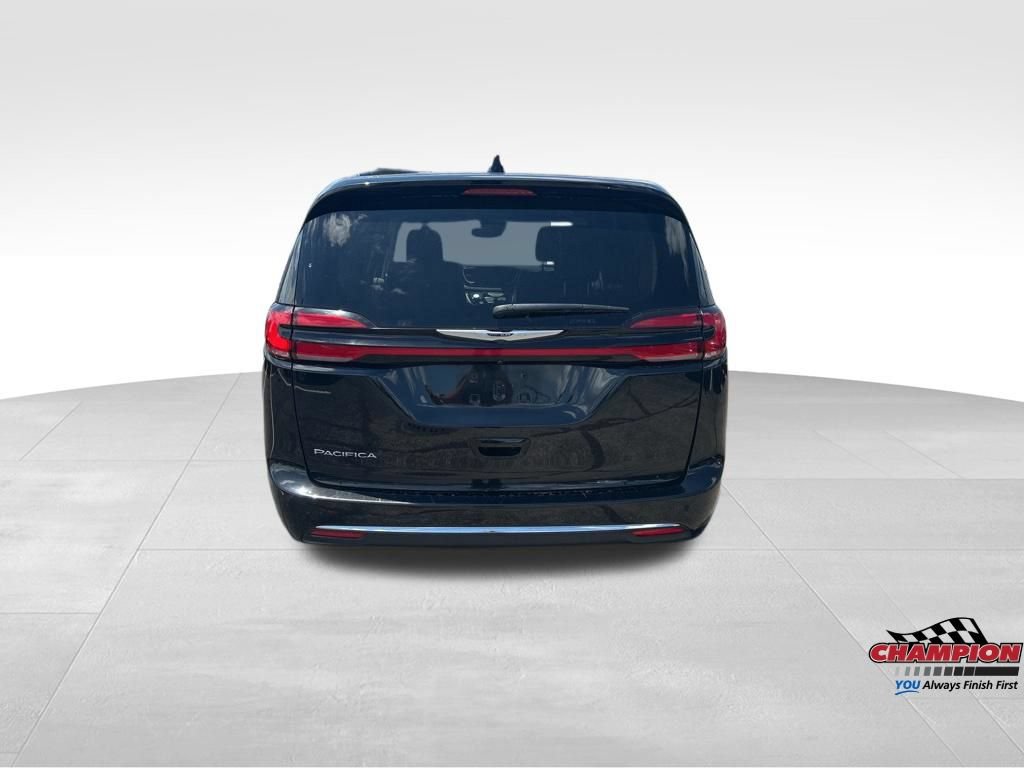 Used 2024 Chrysler Pacifica Touring-L FWD image 4