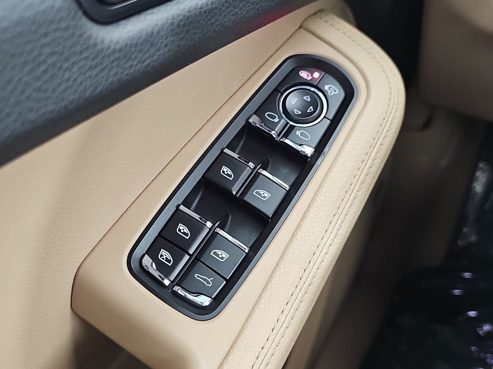 Used 2020 Porsche Macan AWD/4WD image 28