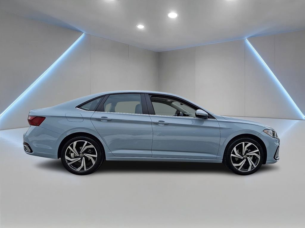 Certified 2025 Volkswagen Jetta SEL image 4