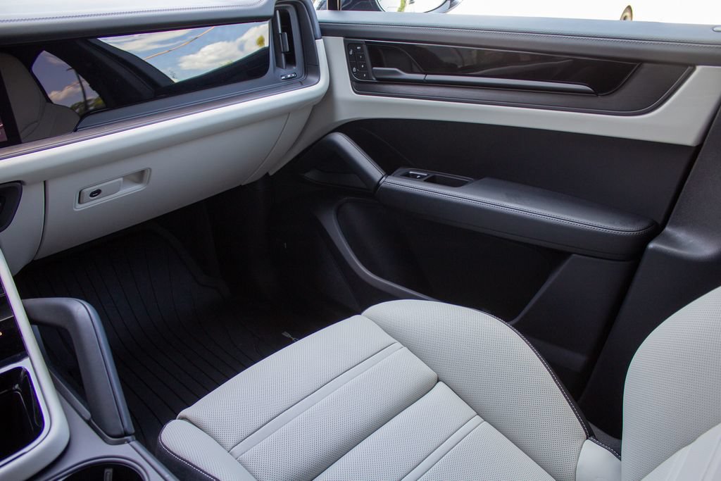 Used 2026 Porsche Cayenne GTS AWD/4WD image 20