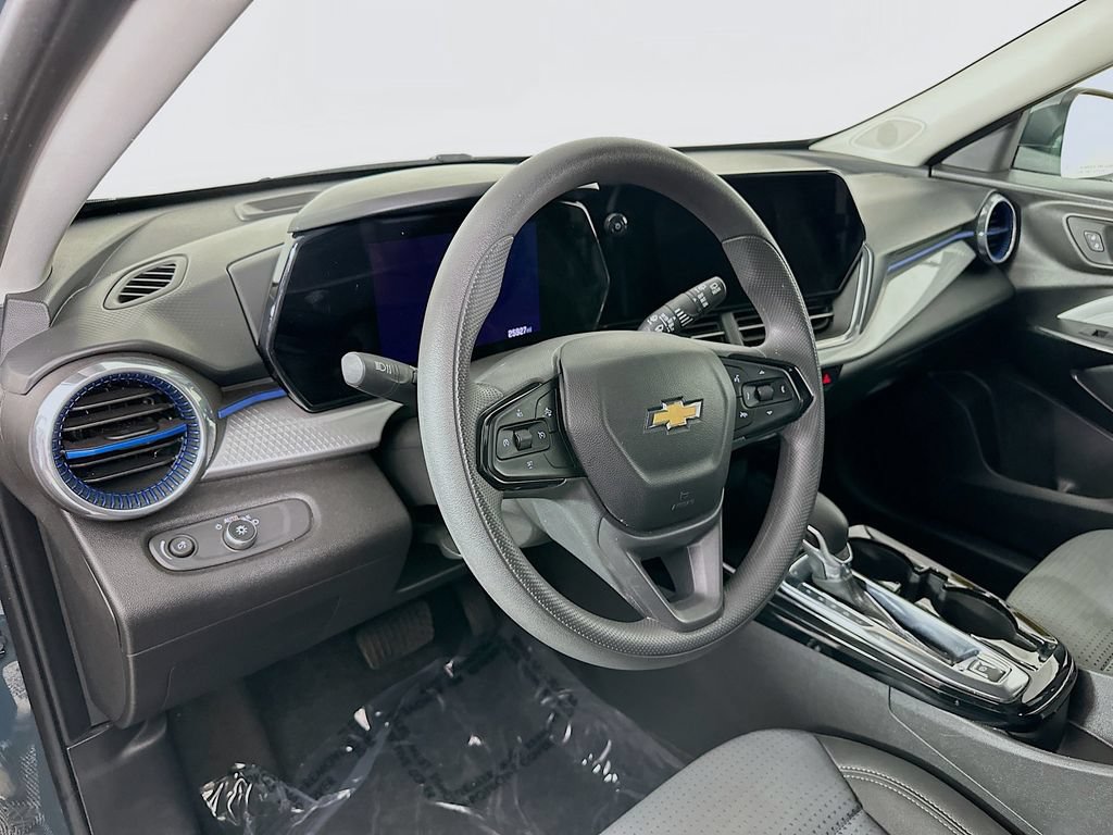 Used 2025 Chevrolet Trax LT FWD image 14