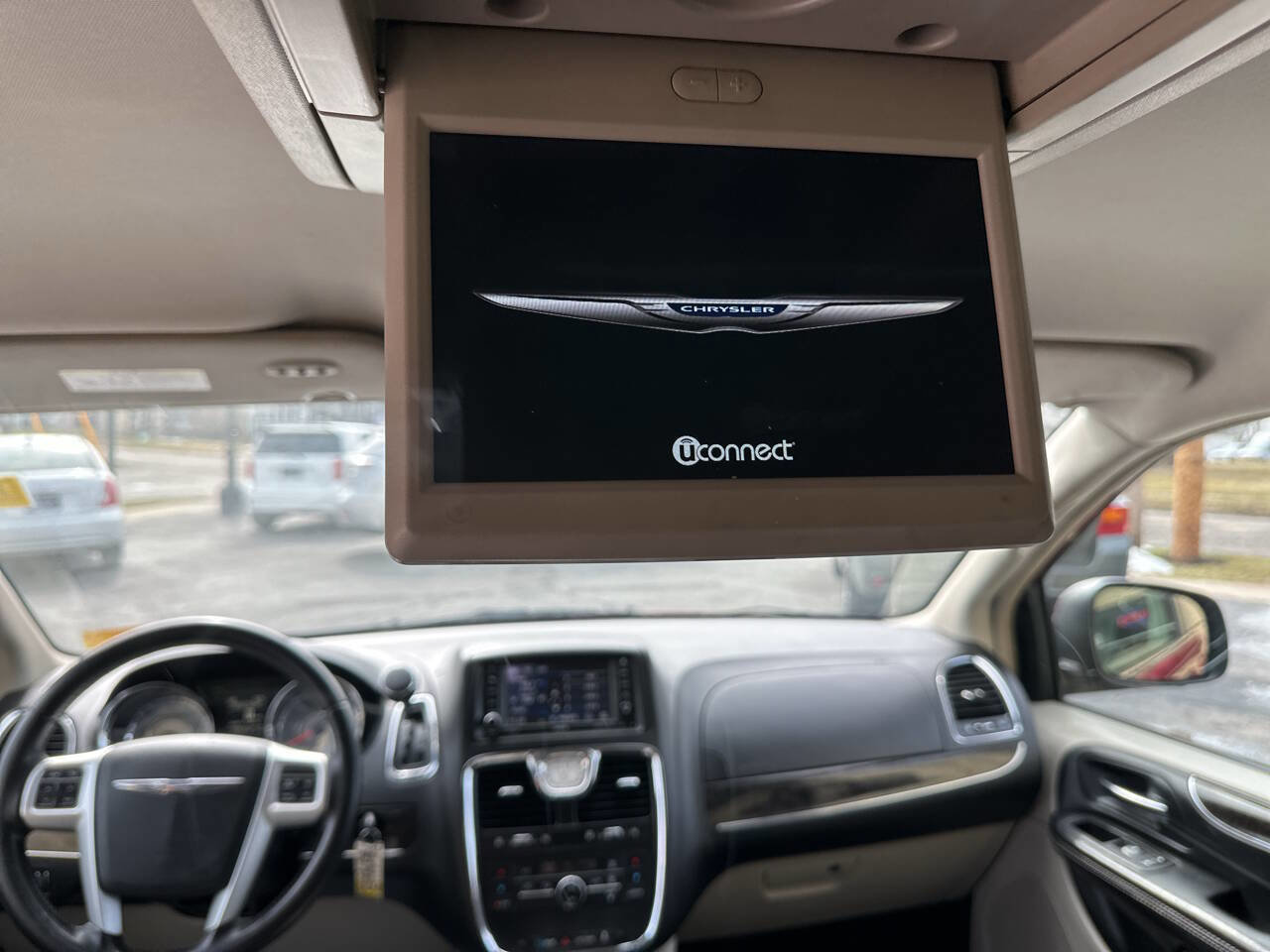 Used 2016 Chrysler Town & Country Touring image 14