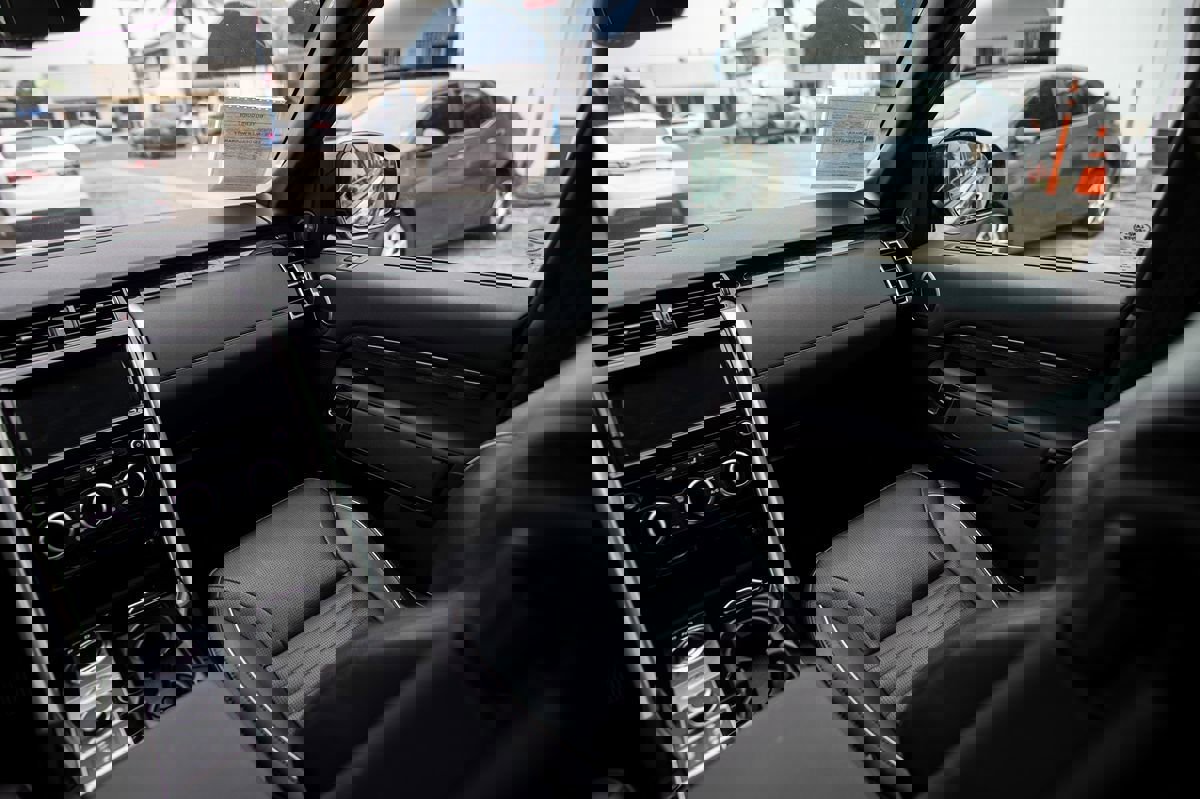 Used 2019 Land Rover Discovery HSE image 23