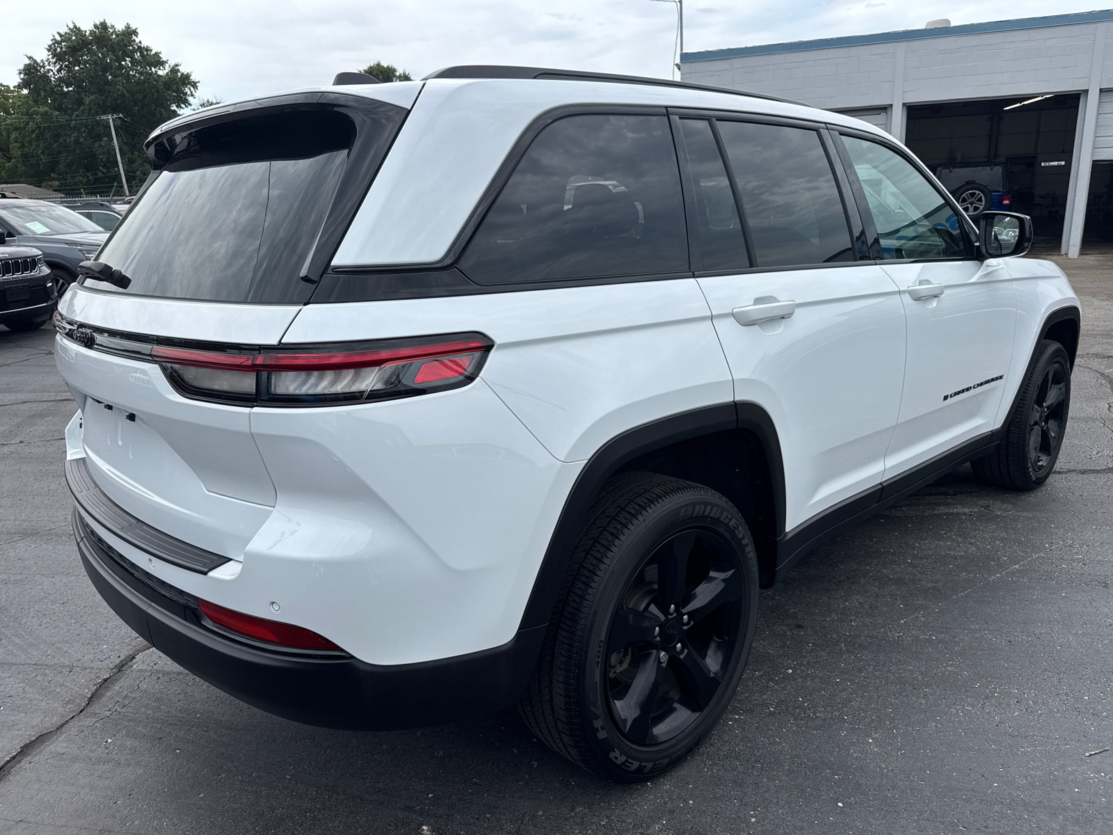 Used 2024 Jeep Grand Cherokee Altitude AWD/4WD image 5