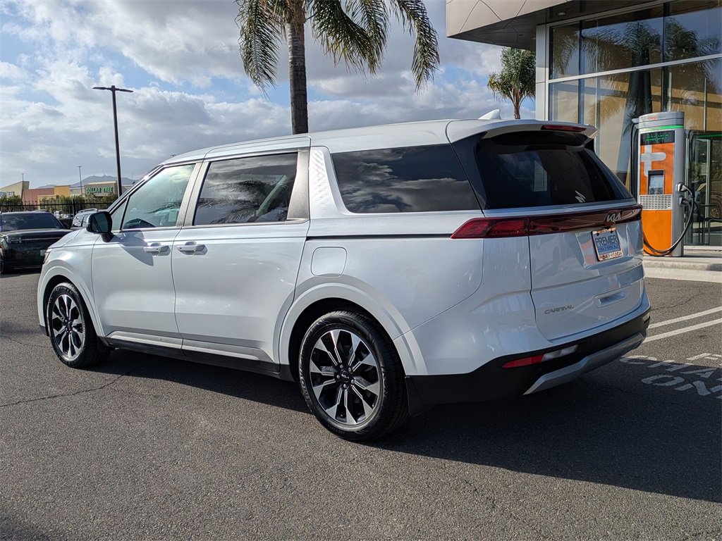 Used 2024 Kia Carnival EX image 4